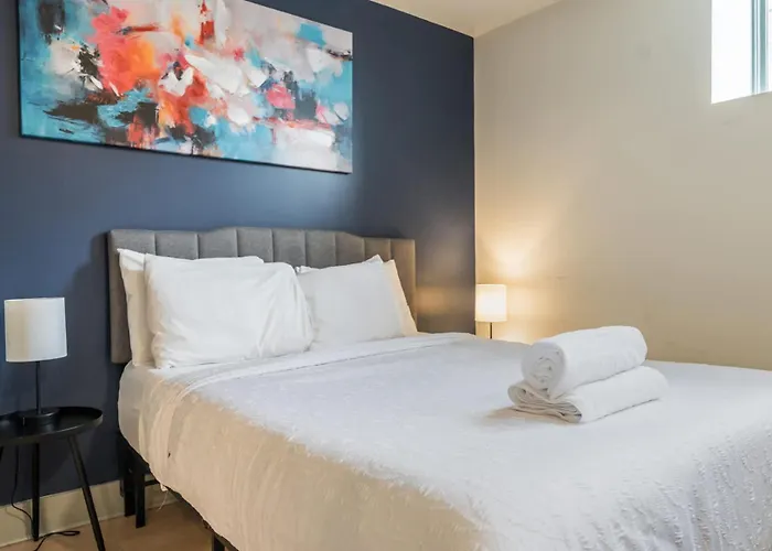 Bright And Modern Studio In Louisville # 104