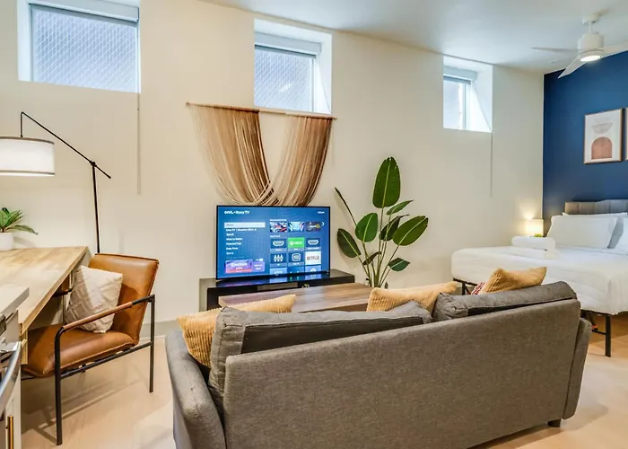 Bright And Modern Studio In Louisville # 109