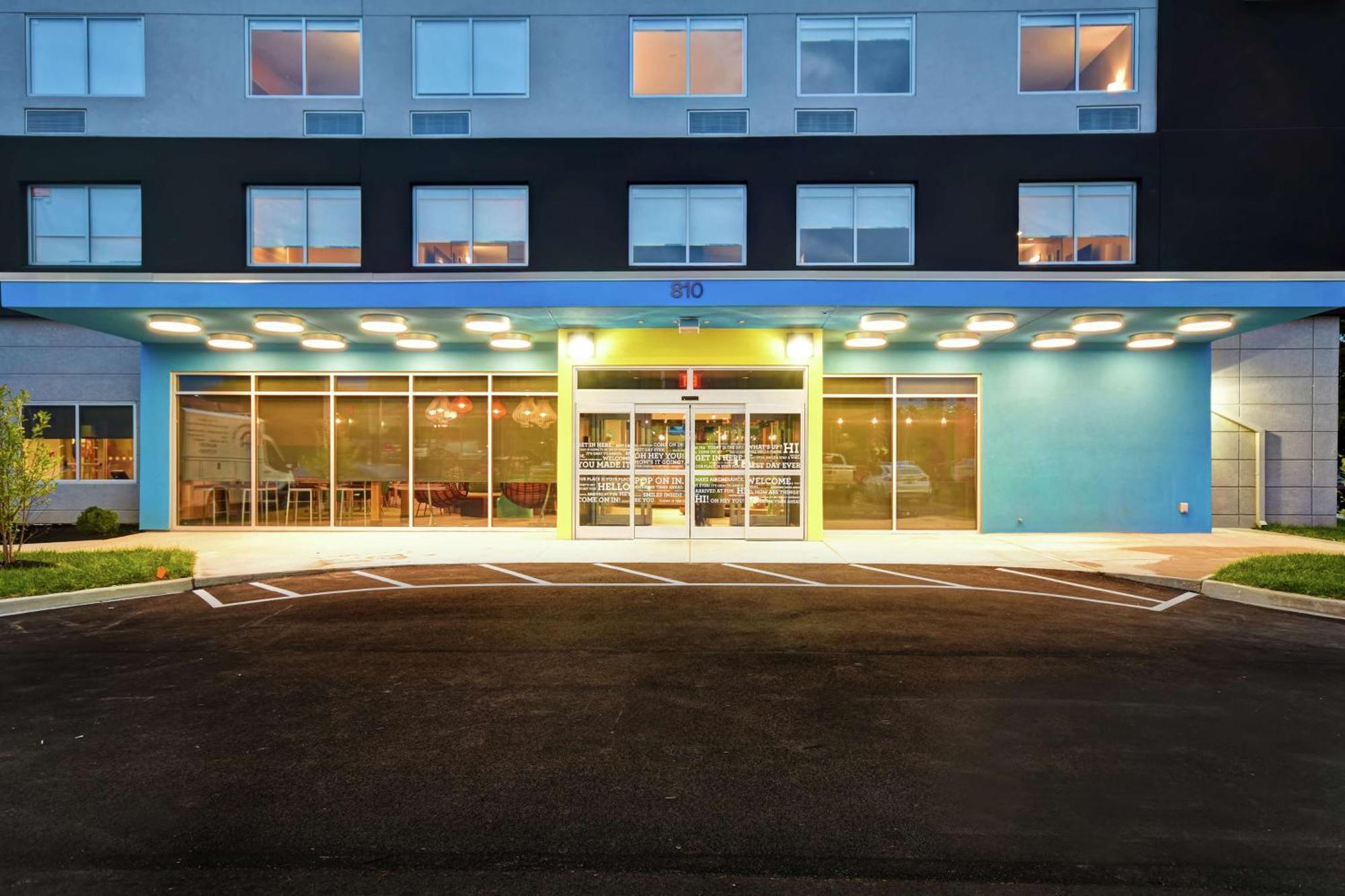 Hotel Tru By Hilton Airport 3*