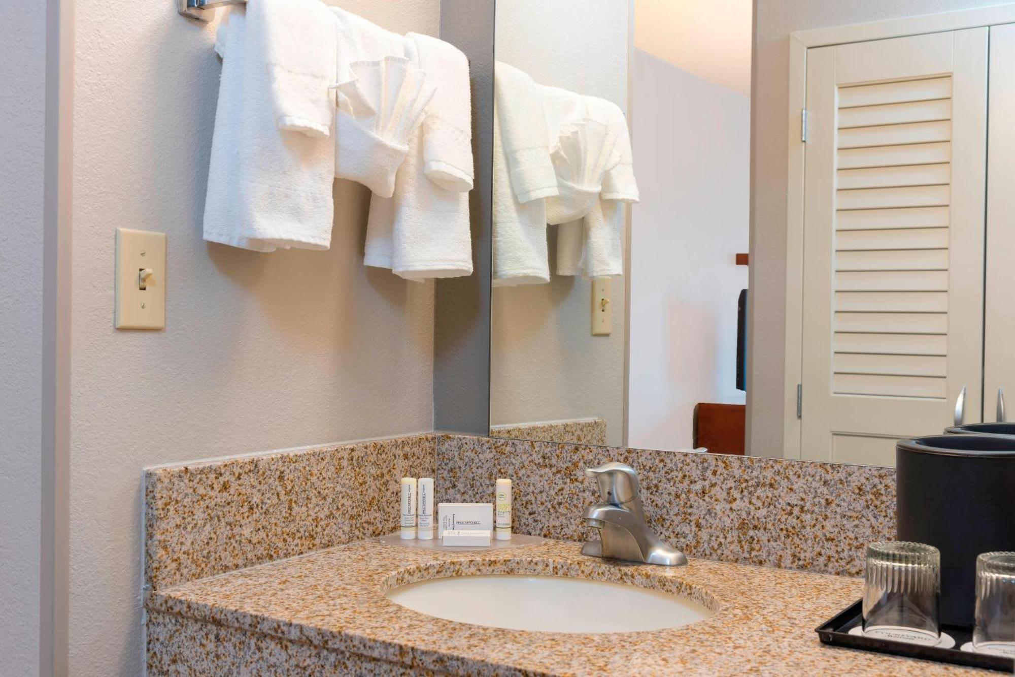 Courtyard Downtown Hotel 3*