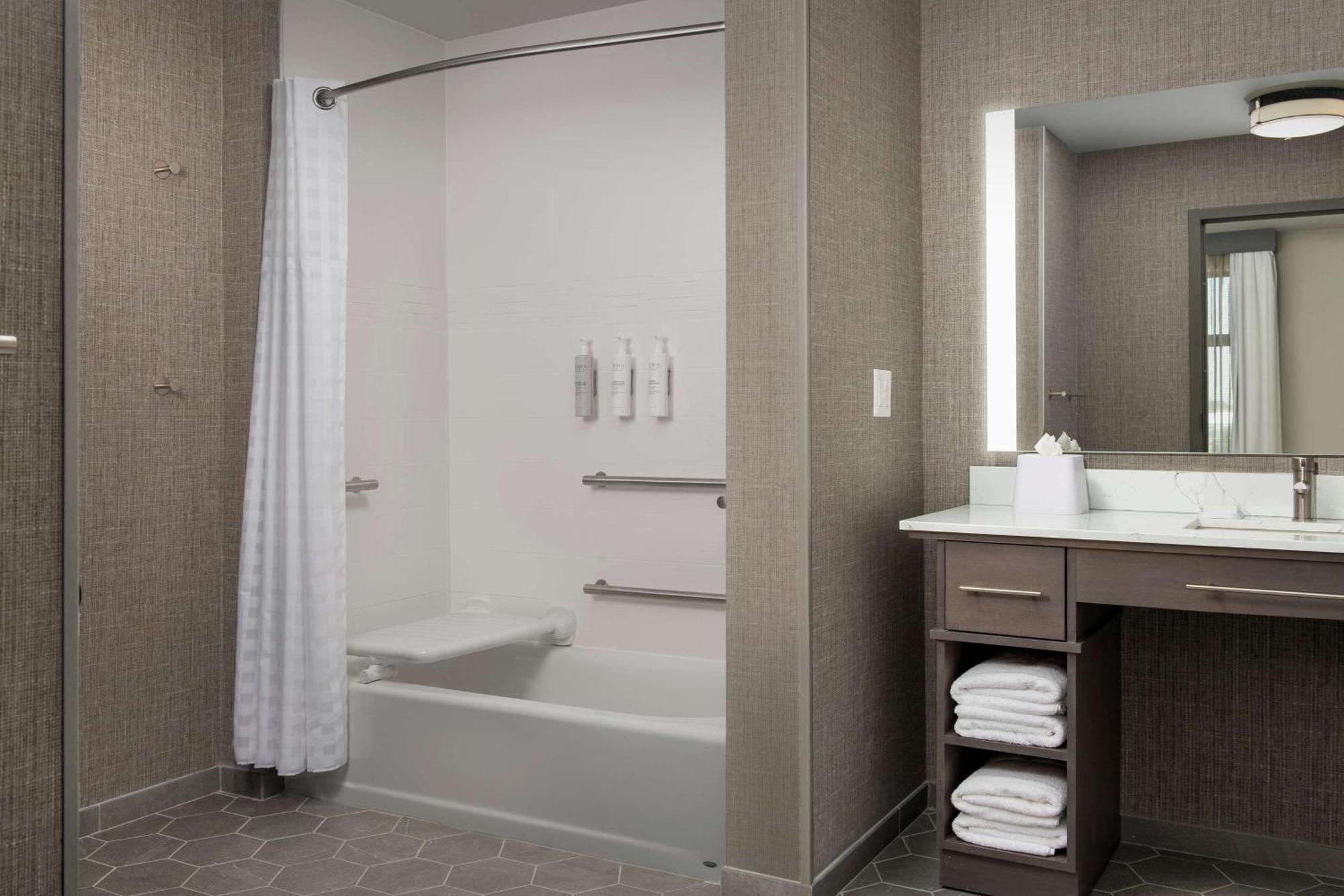 Hotel Homewood By Hilton Airport 3*