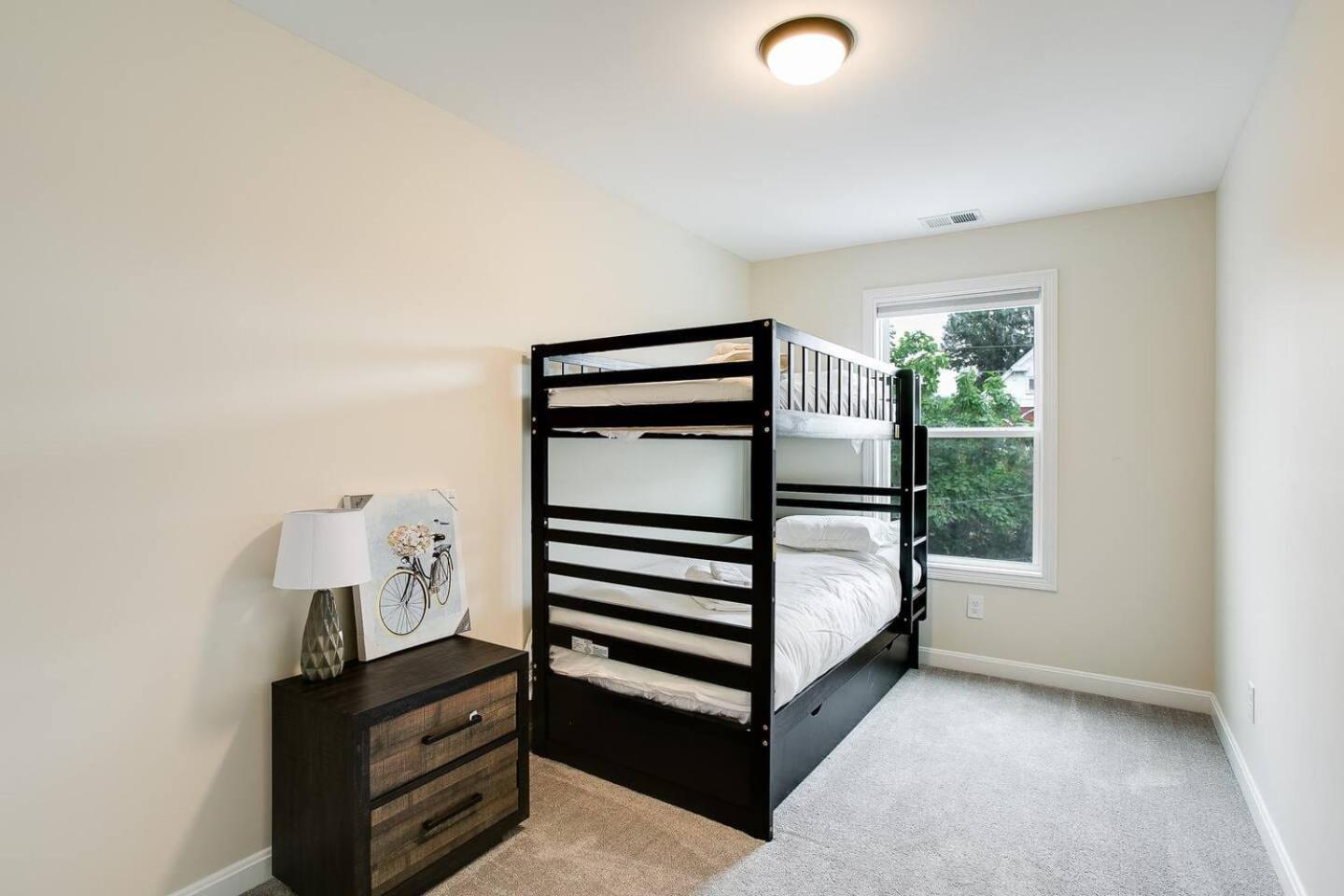 Bourbon Trail-chefs Kitchen-fenced Yard-parking