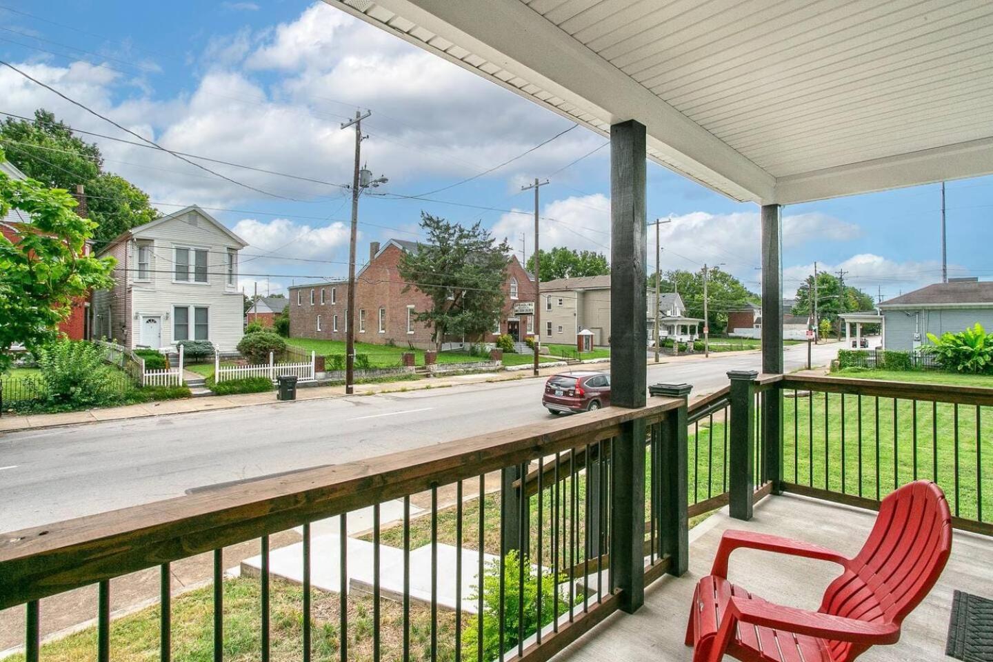 Bourbon Trail-chefs Kitchen-fenced Yard-parking