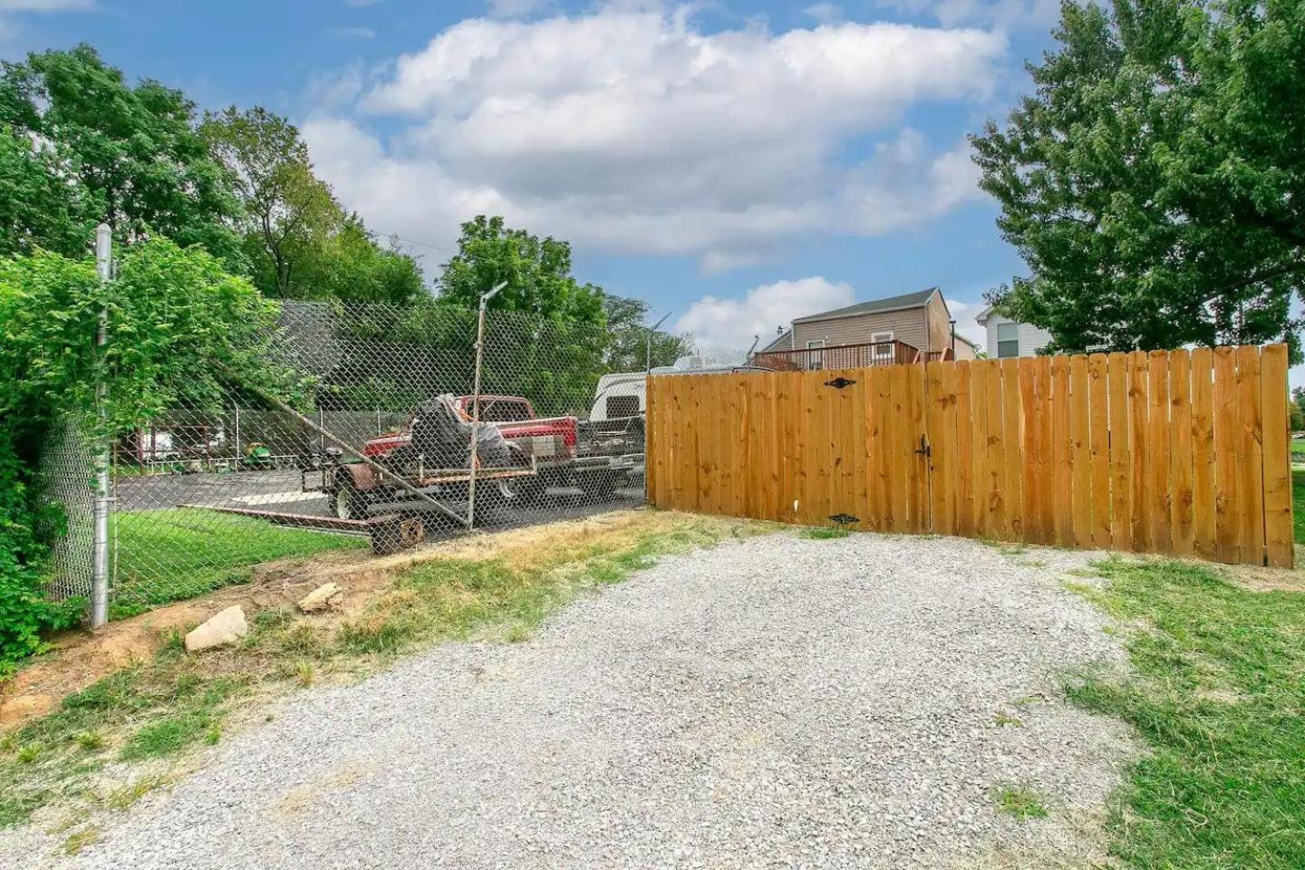 Bourbon Trail-chefs Kitchen-fenced Yard-parking