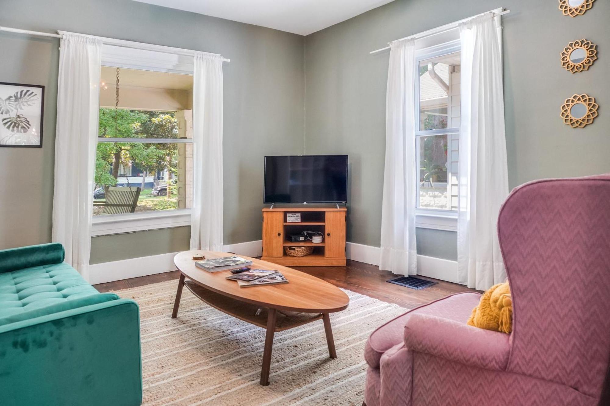 Walk To Churchill & Cardinal Stadium Near Sde Holiday home *