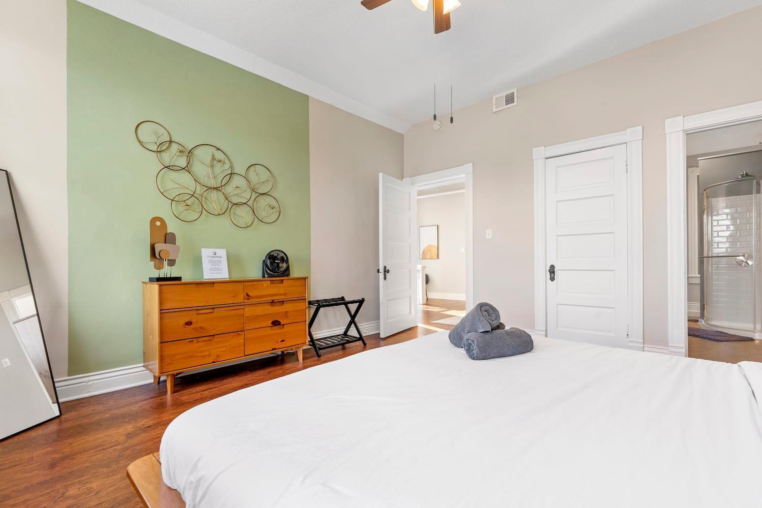 Sleep24 13beds 8br 6ba Swepson Retreat King Holiday home Louisville