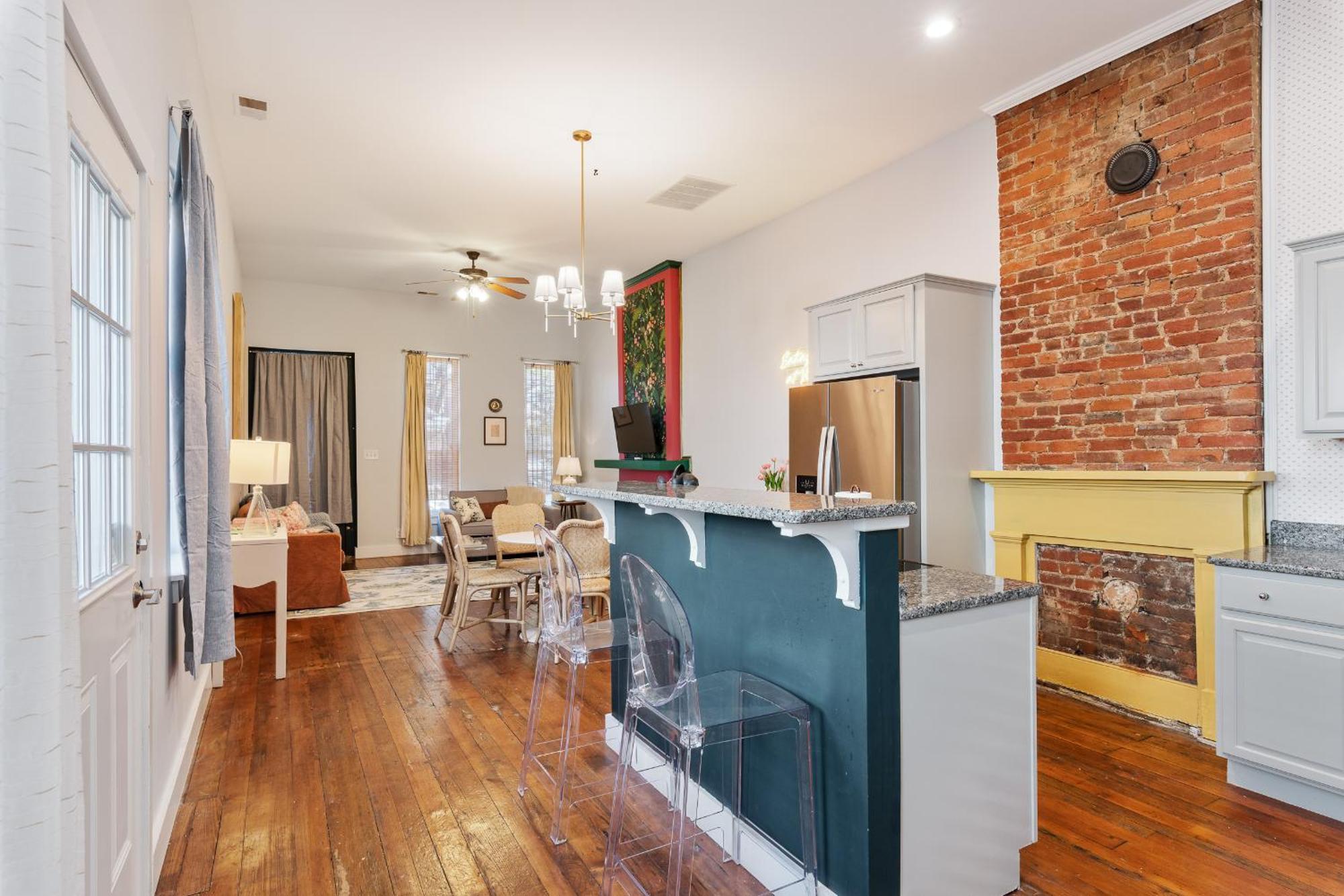 Grand Millennial Germantown 2 Bedroom Shotgun Holiday home *