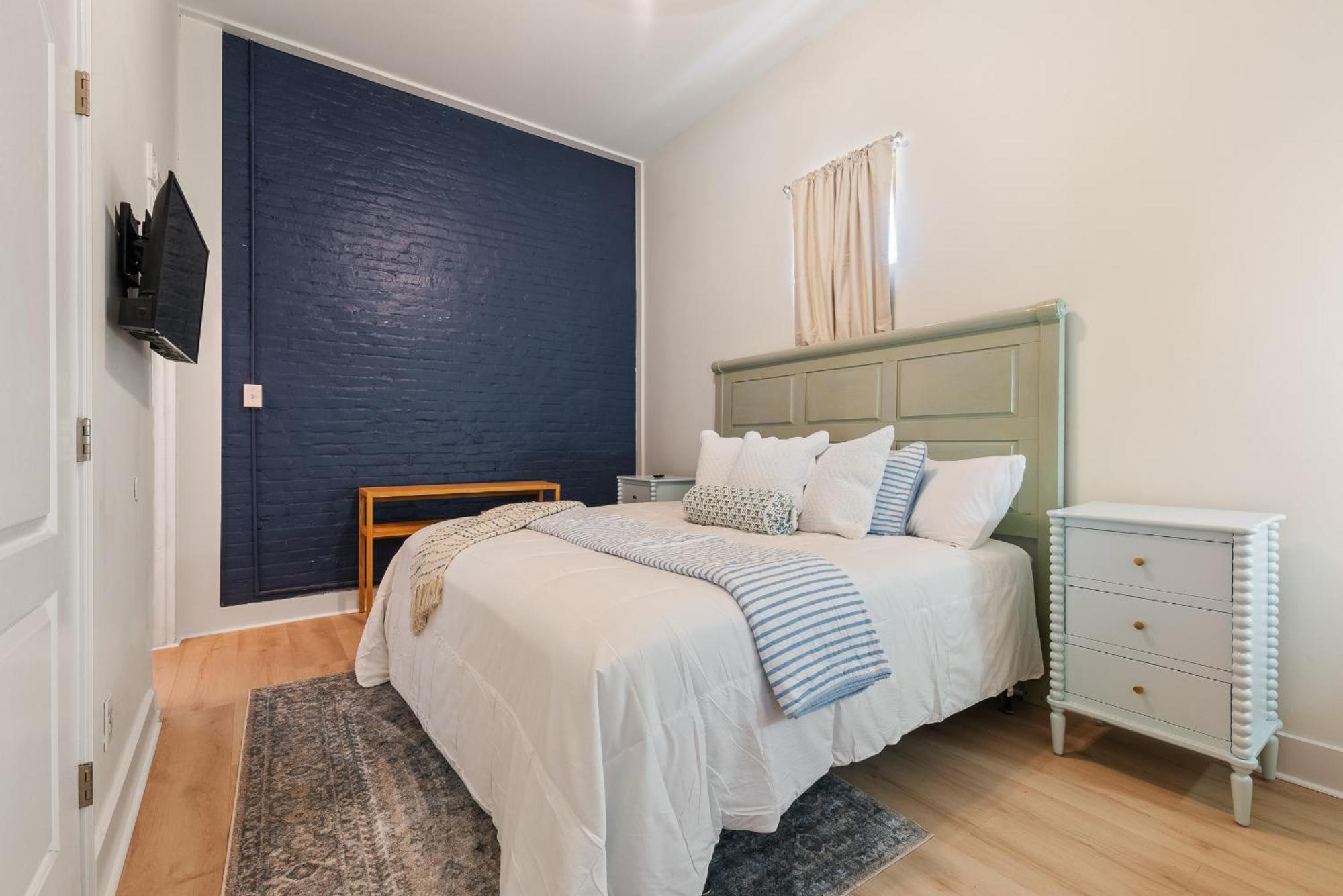 Grand Millennial Germantown 2 Bedroom Shotgun Holiday home *