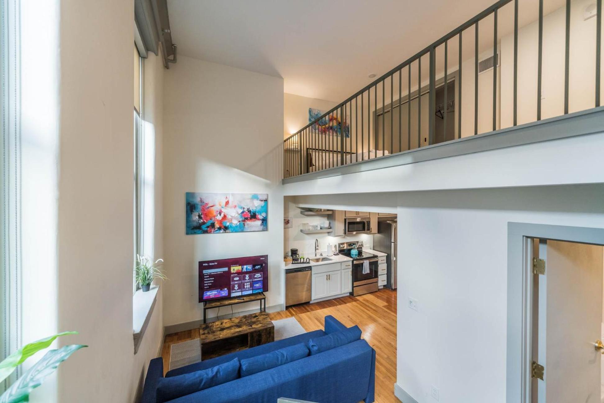 Bright And Modern Loft In # 207 *