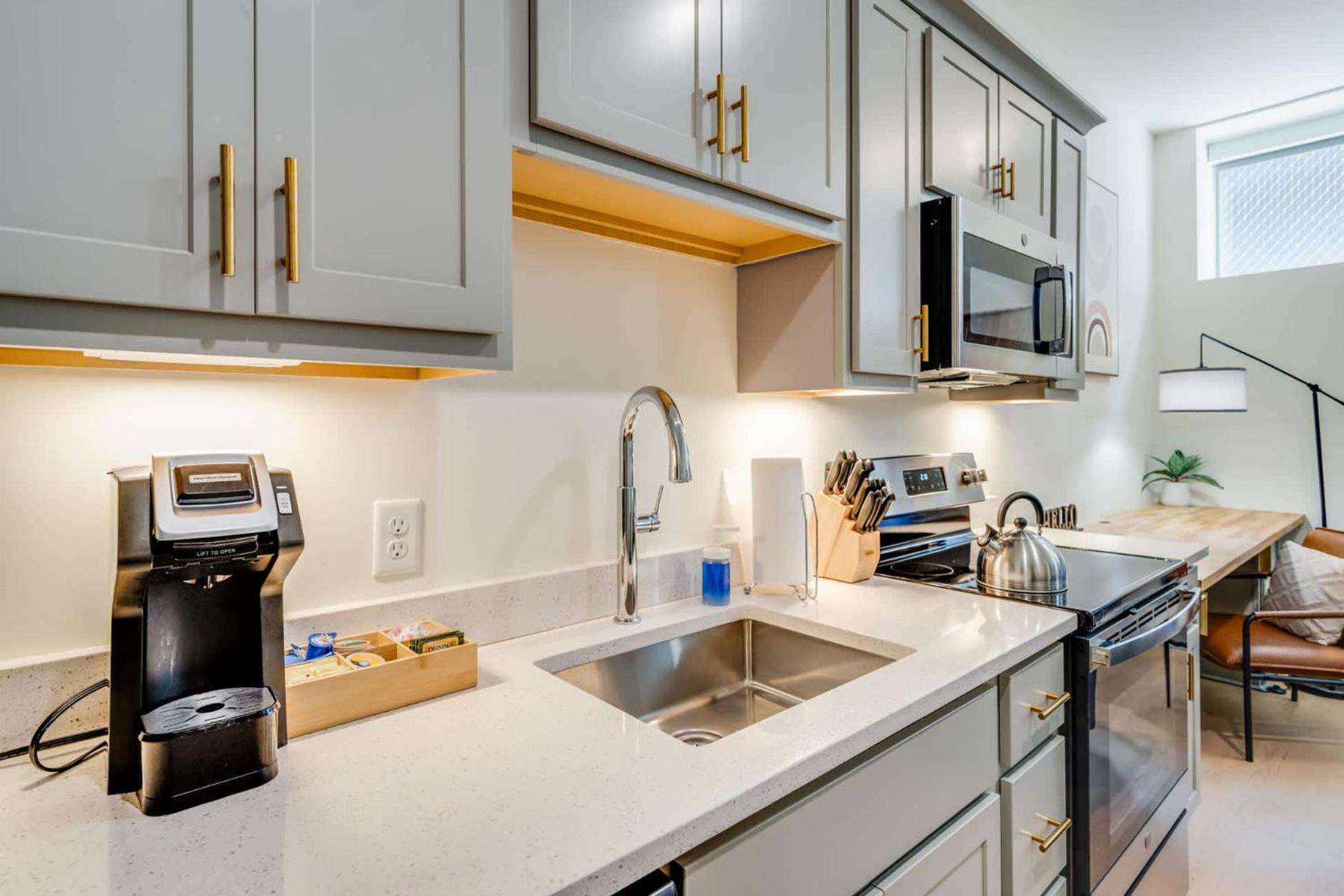 Bright And Modern In # 109 Apartment