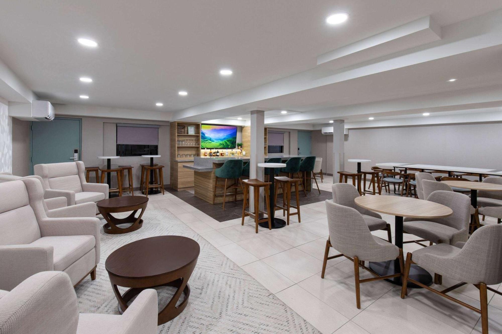 Hotel Wyndham Garden East *