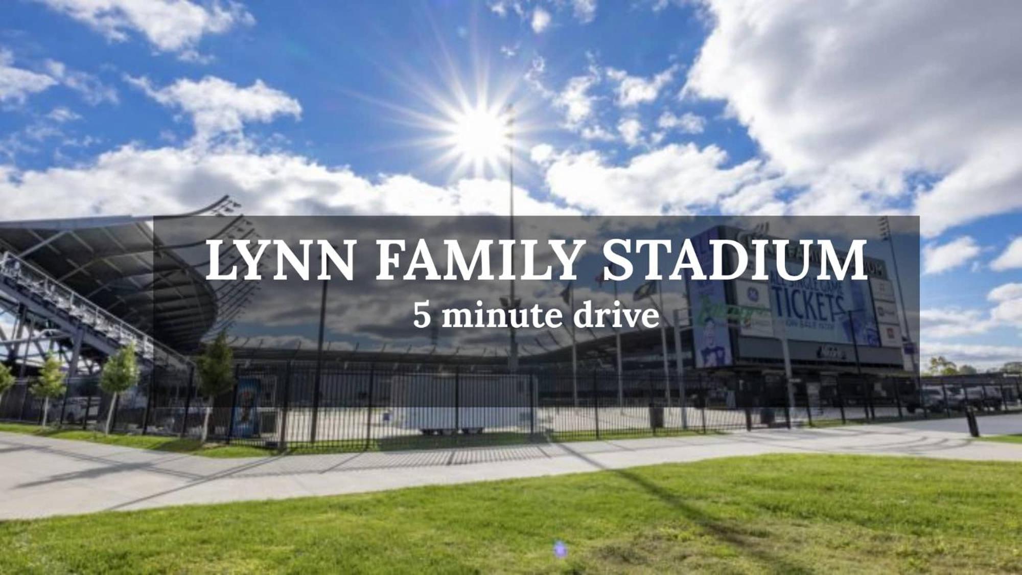 Walk To Churchill & Cardinal Stadium Near Sde Holiday home *