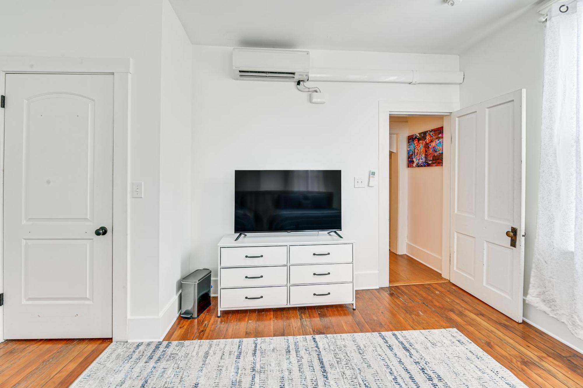 Family-friendly Gem Prime Location! *