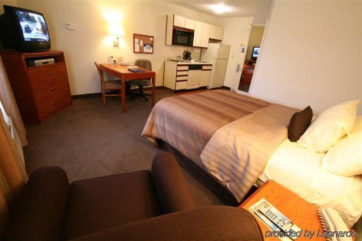 Candlewood Airport By Ihg Hotel 2*