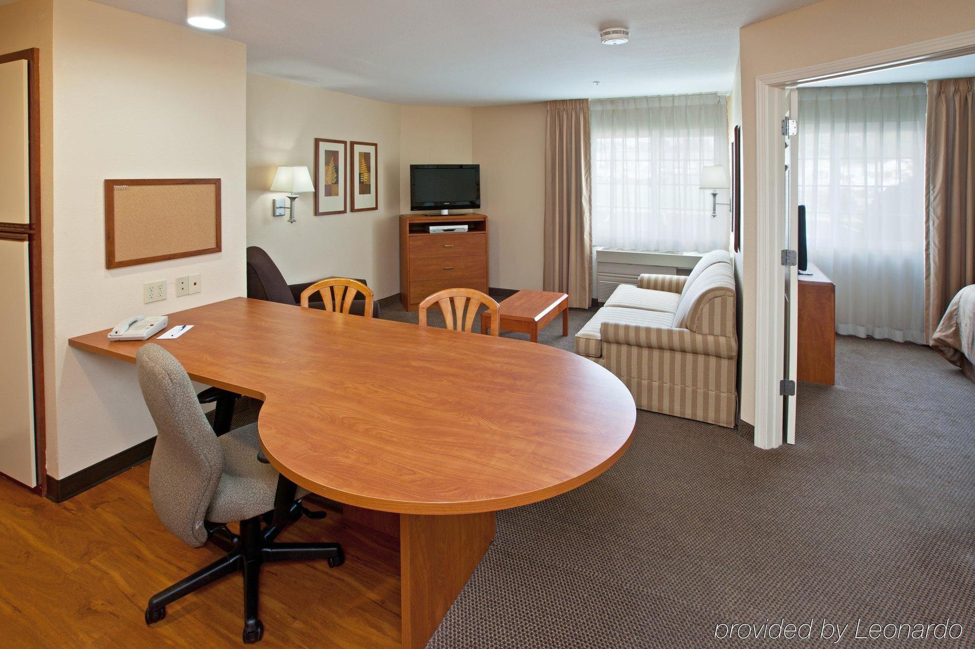 Candlewood Airport By Ihg Hotel 2*