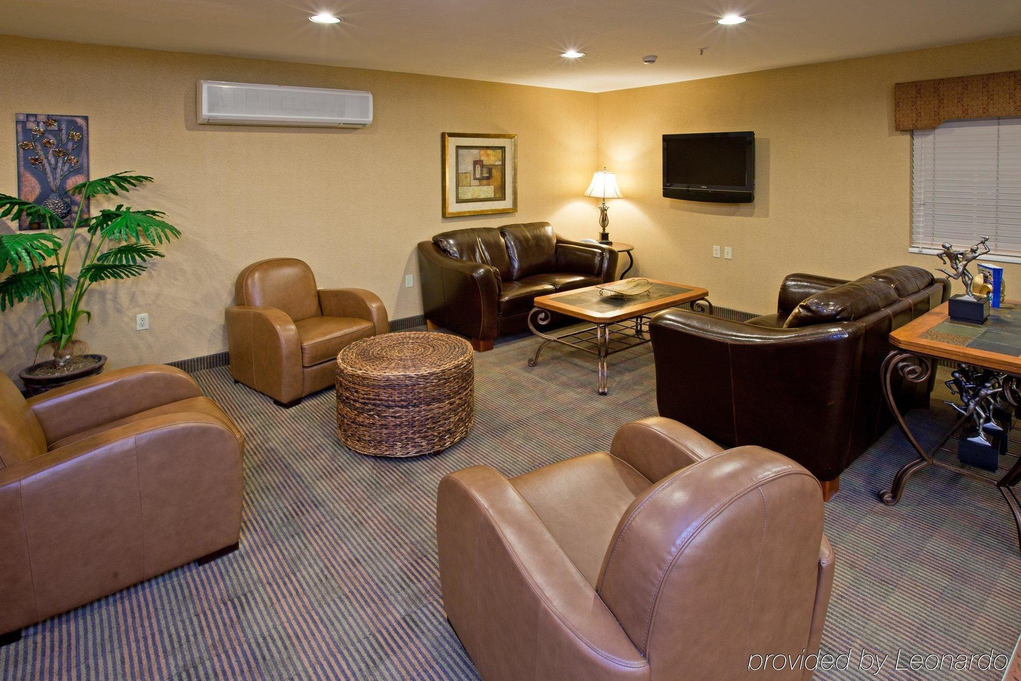 Candlewood Airport By Ihg Hotel 2*