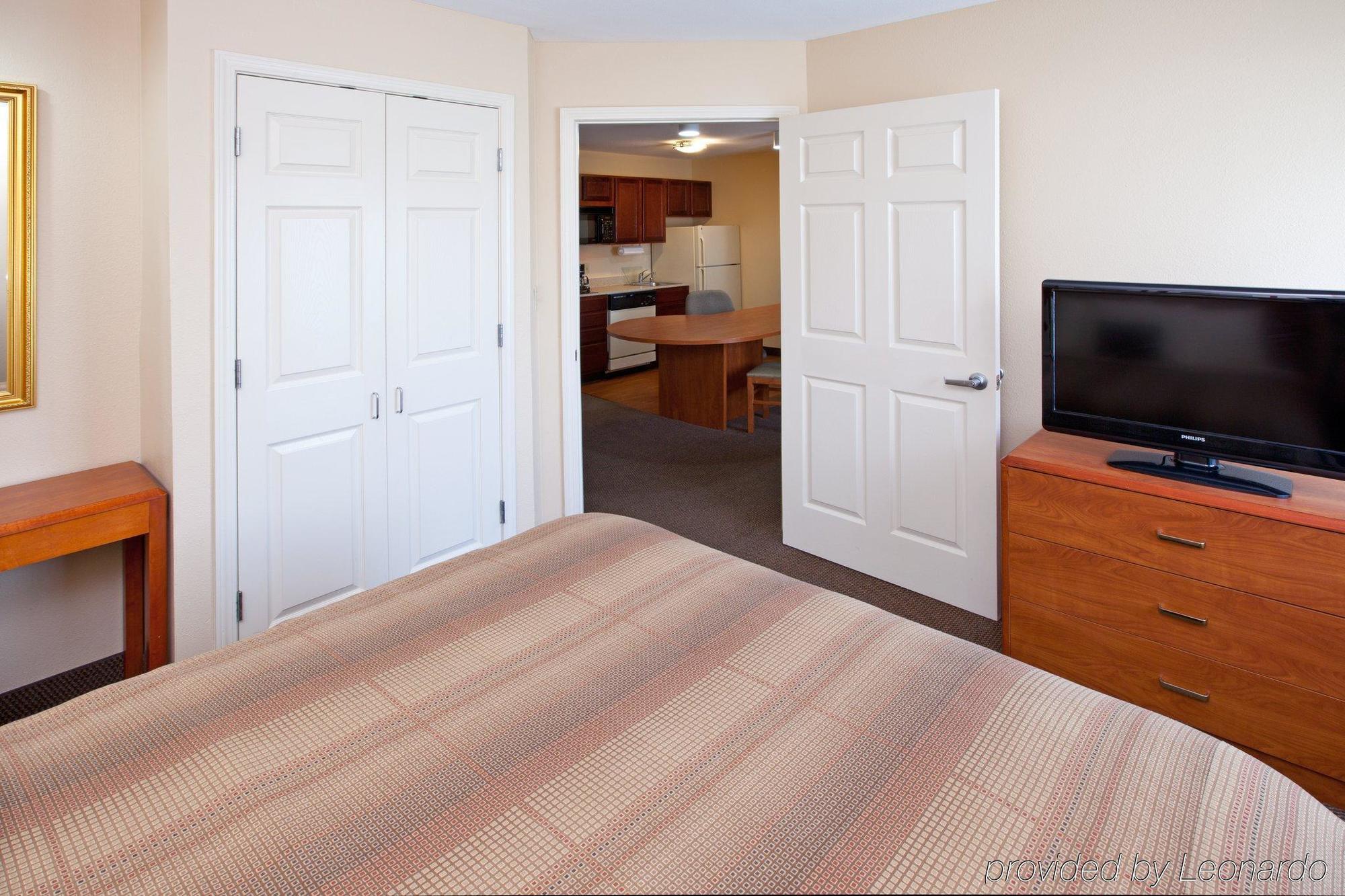 Candlewood Airport By Ihg Hotel