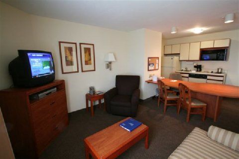 Hotel Candlewood Airport By Ihg