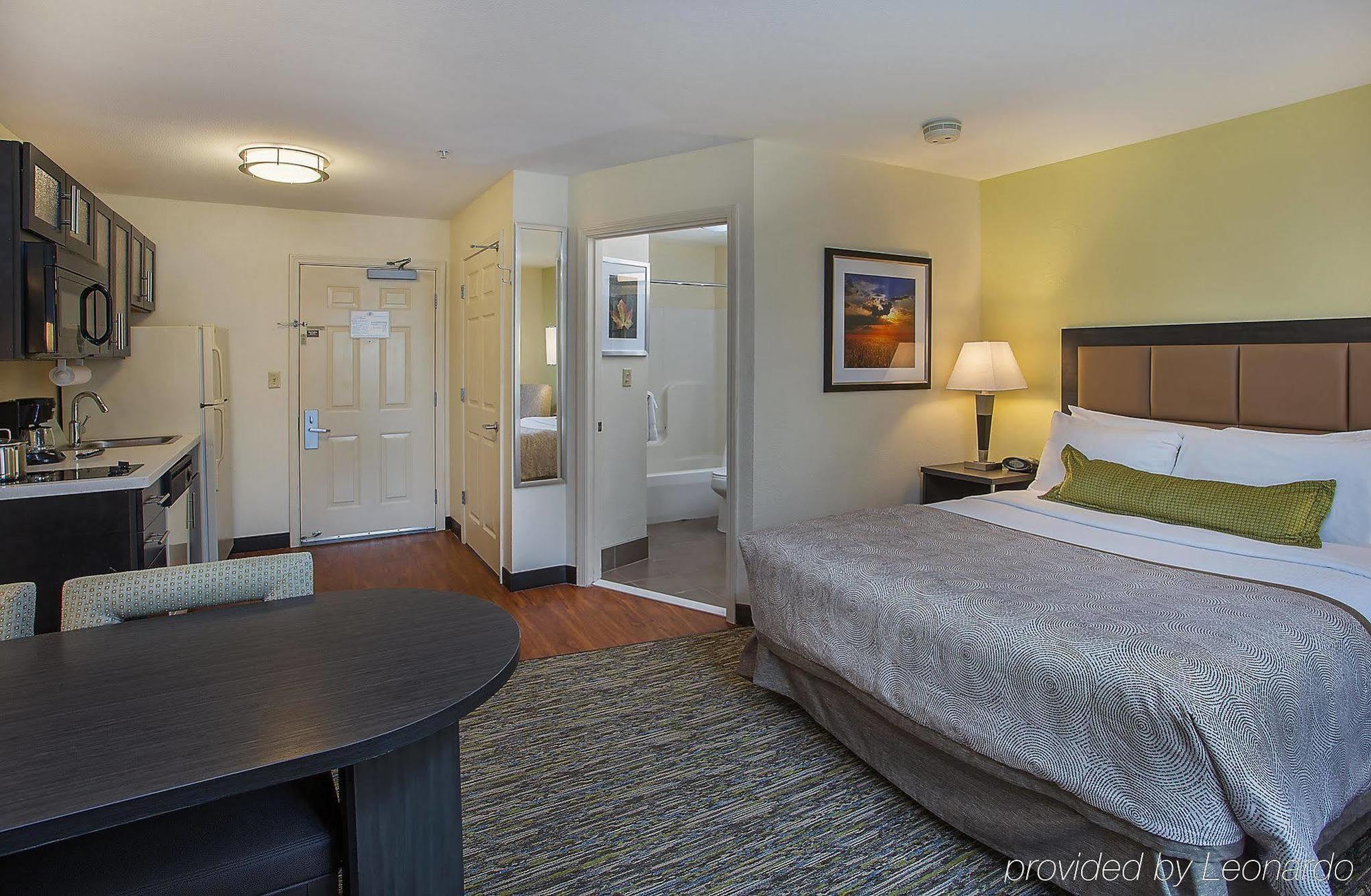 Candlewood Airport By Ihg Hotel
