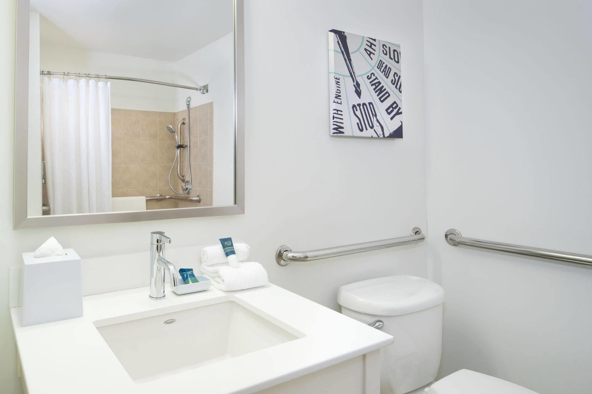 Hotel Four Points By Sheraton Airport 3*