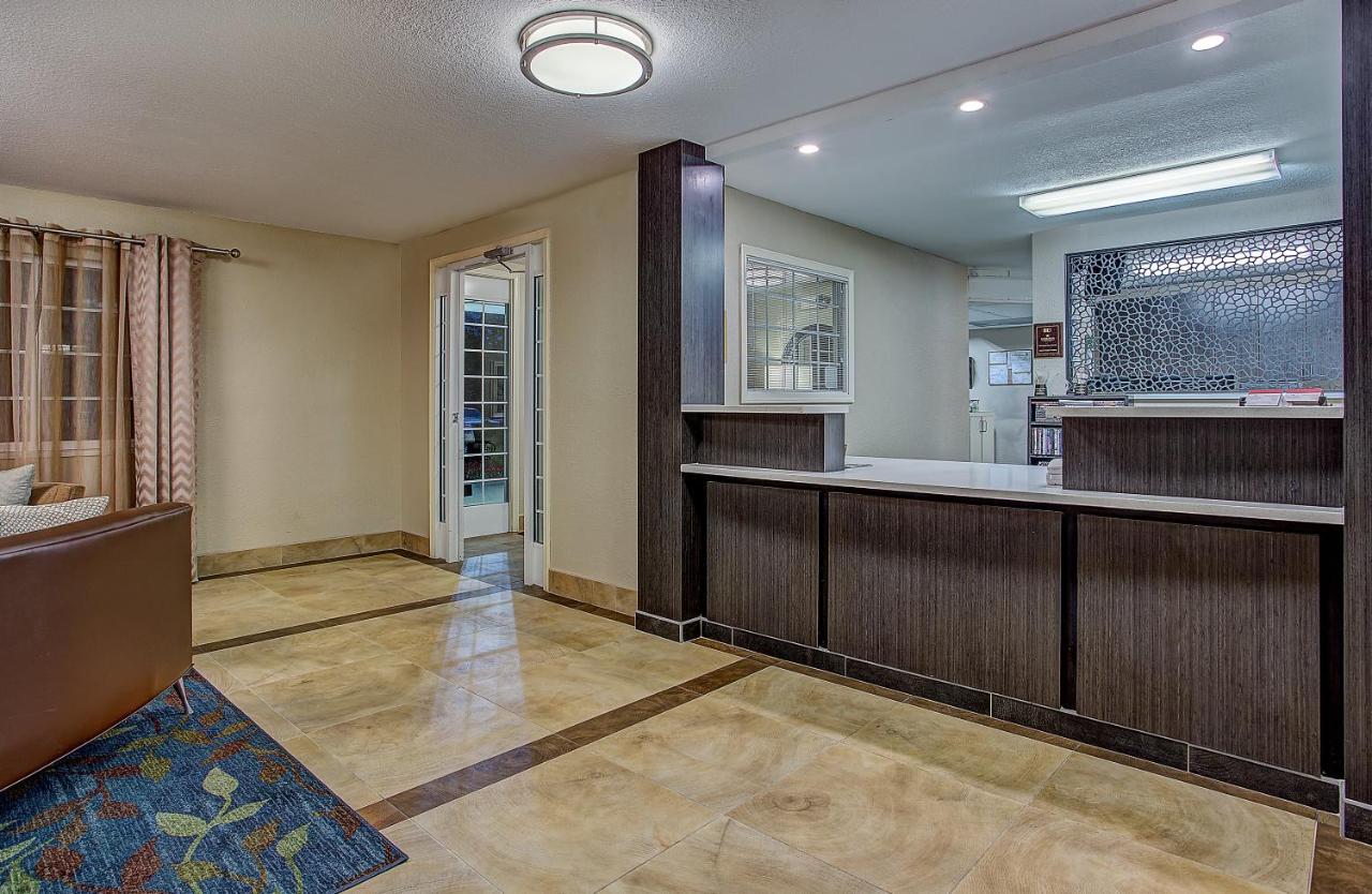 Candlewood Airport By Ihg Hotel 2*