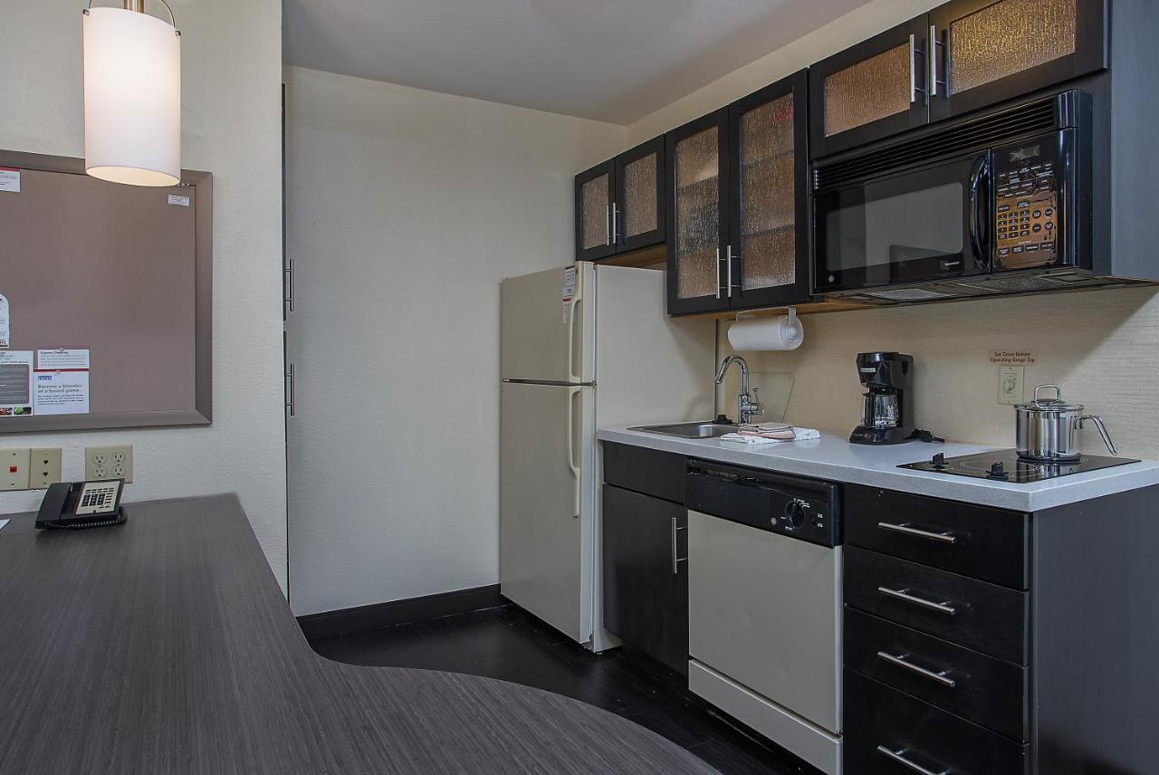 Candlewood Airport By Ihg Hotel 2*