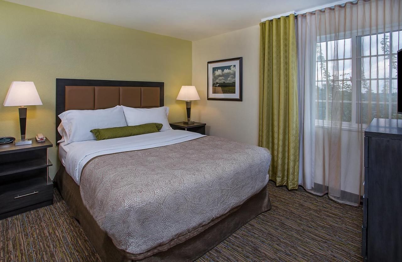 Candlewood Airport By Ihg Hotel 2*