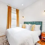 Luxury 8 Bed/4 Ba Nulu Home Private Yard/Parking
