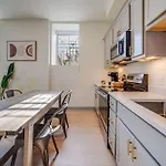 Bright And Modern Studio In Louisville # 112