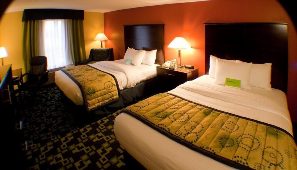 La Quinta & By Wyndham East Hotel Louisville