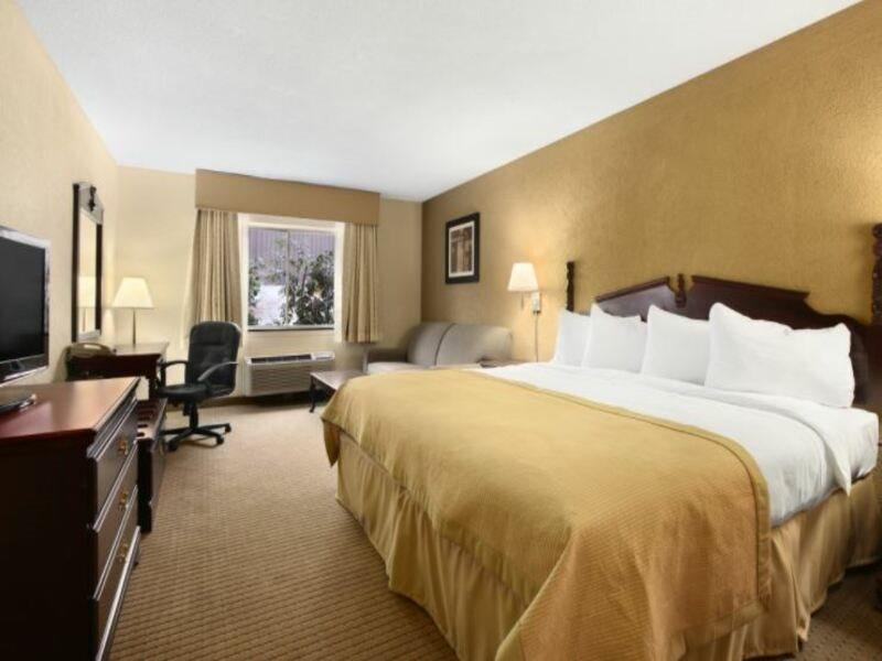 Ramada Plaza And Conference Center 3*