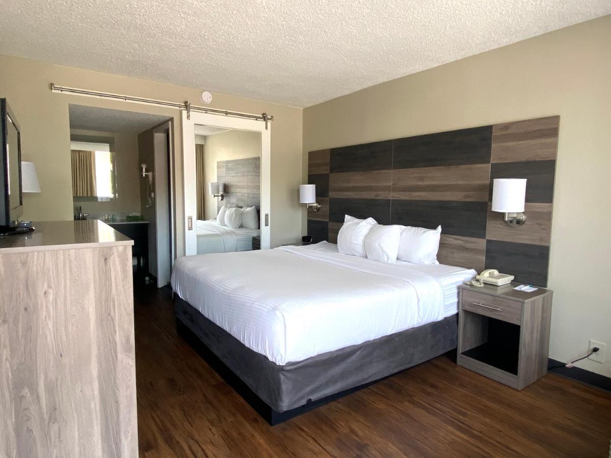 Hotel Clarion Pointe University/expo