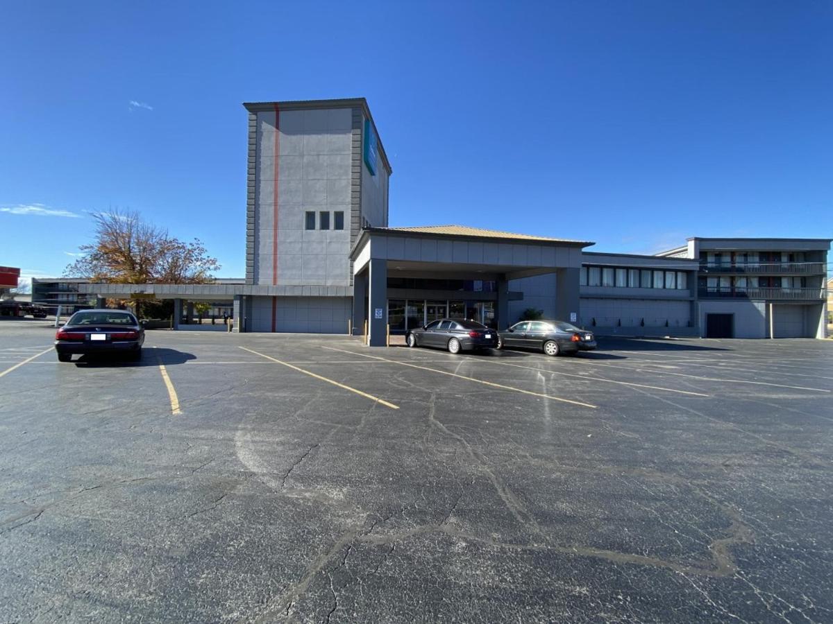 Clarion Pointe University/expo Hotel