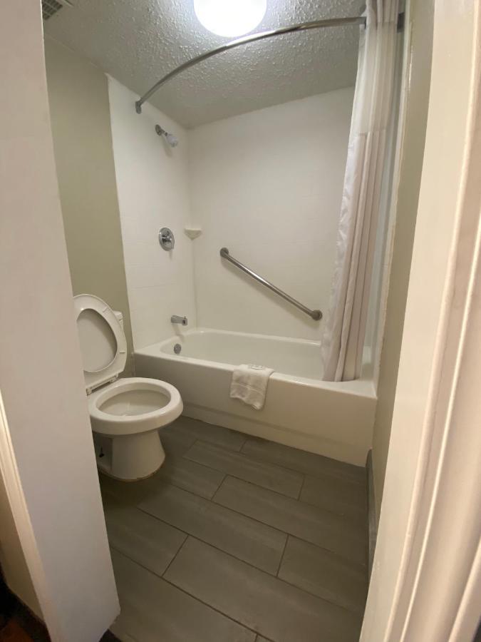 Clarion Pointe University/expo Hotel