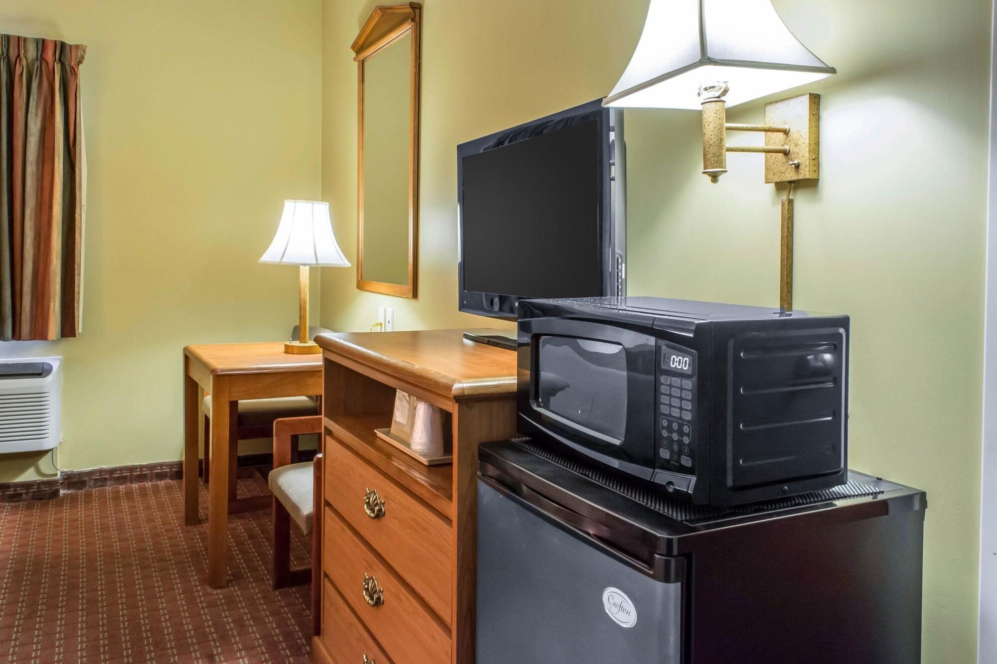 Econo Airport Lodge