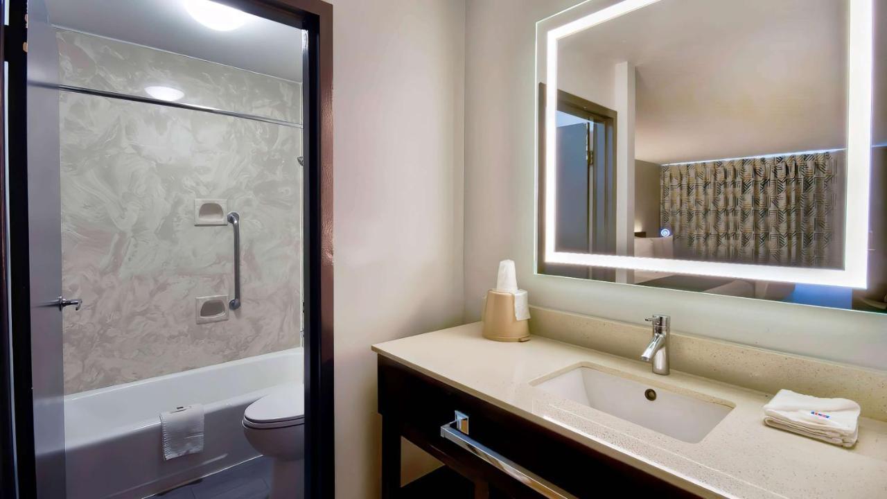 6 Louisville, Ky- Airport/ Fair Expo Hotel Louisville