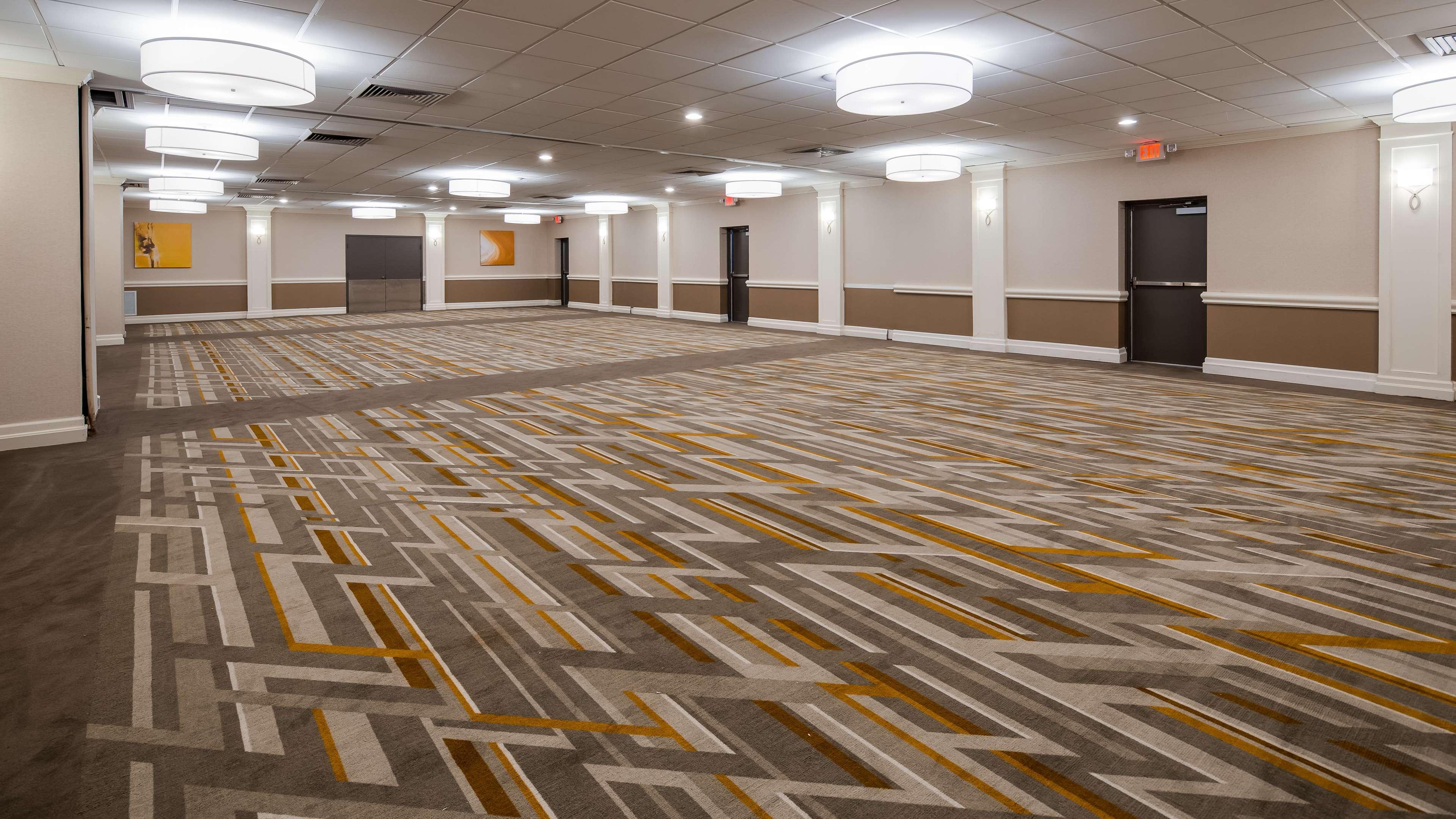 Western Premier Airport/expo Center 4*