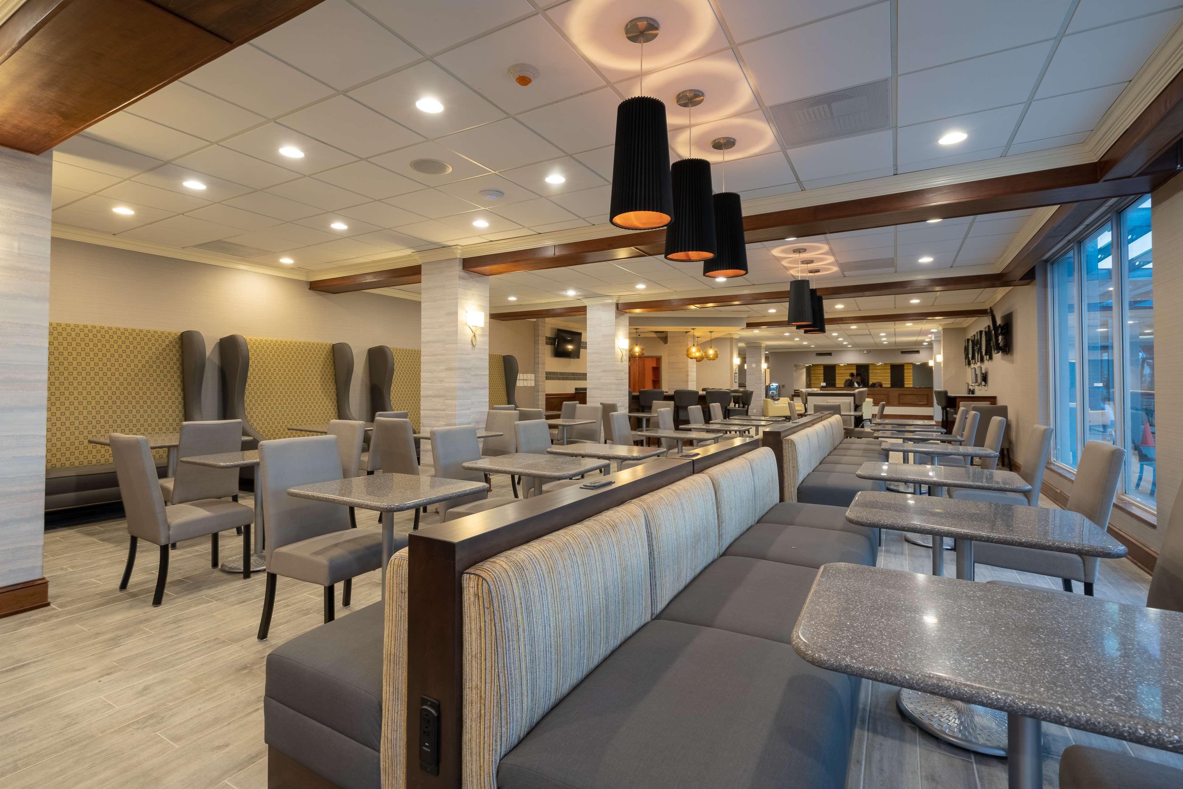 Western Premier Airport/expo Center 4*