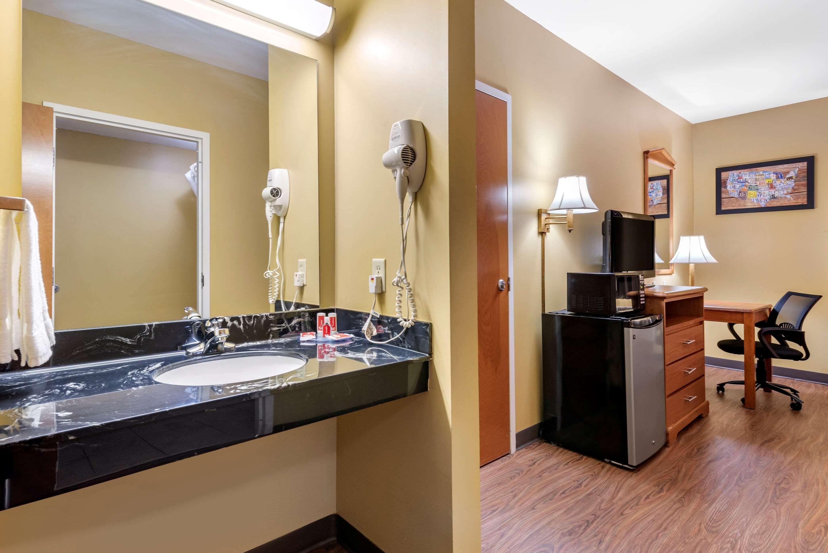 Econo Airport Lodge