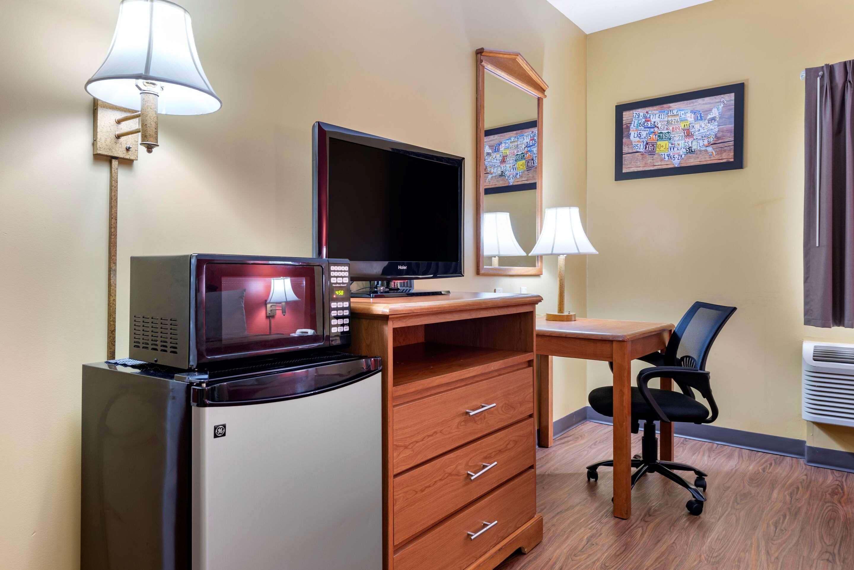 Econo Airport Lodge *