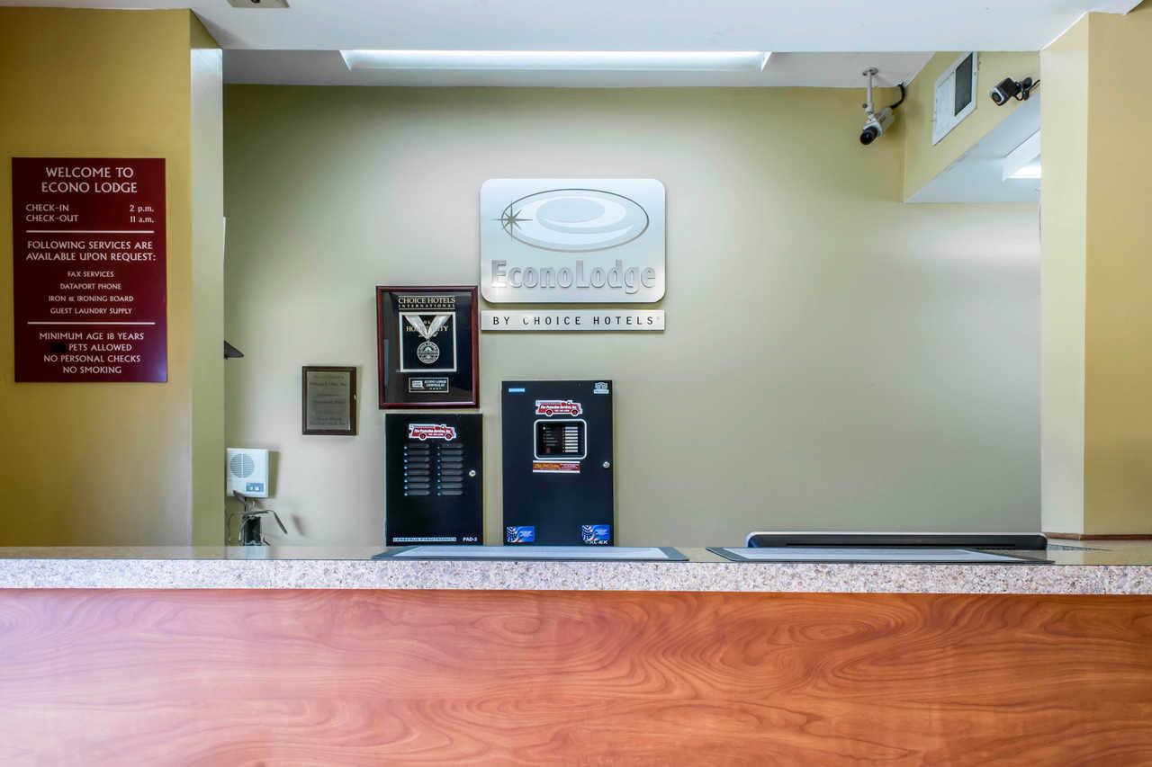 Lodge Econo Airport Louisville