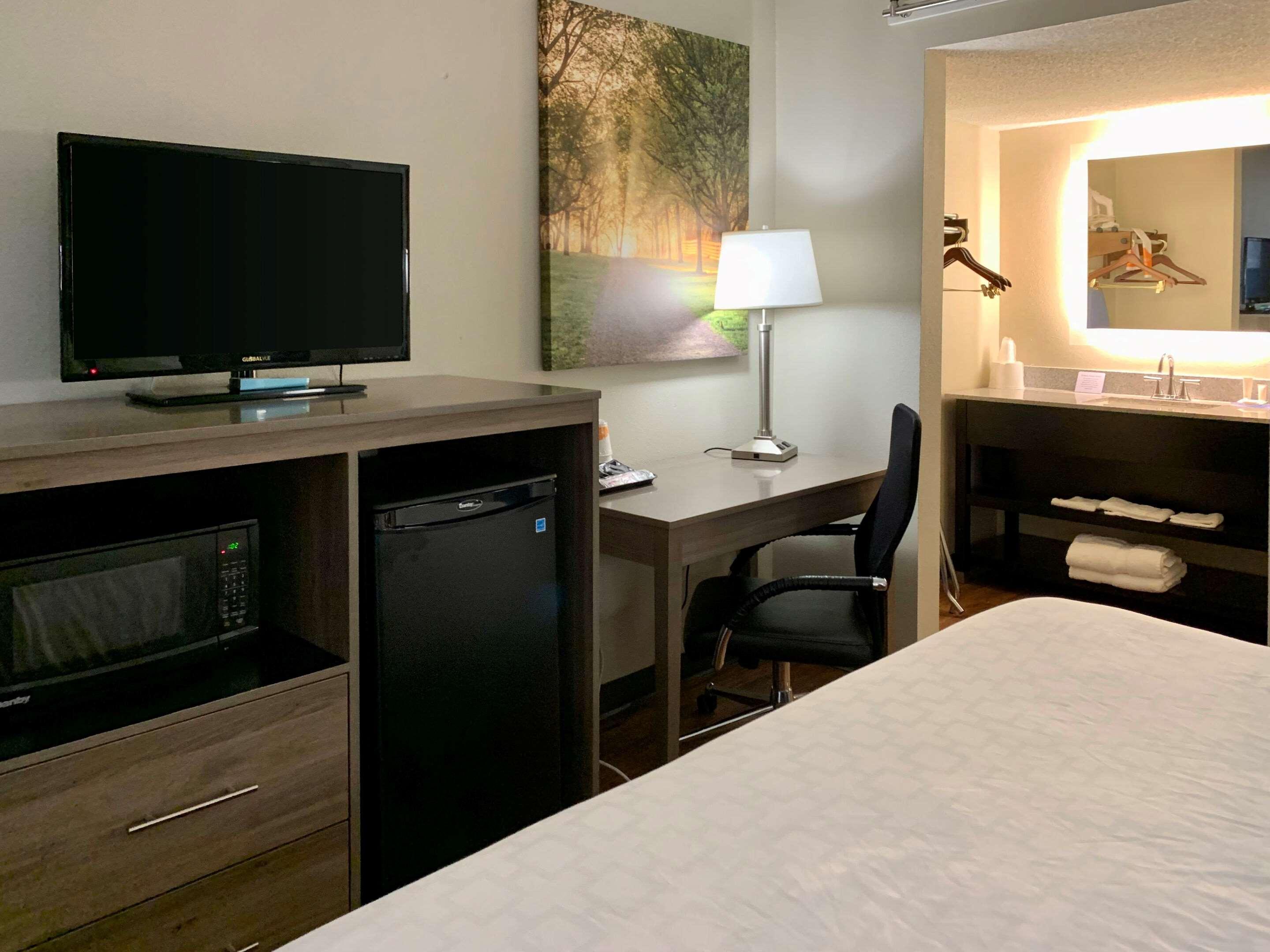 Hotel Clarion Pointe University/expo 2*