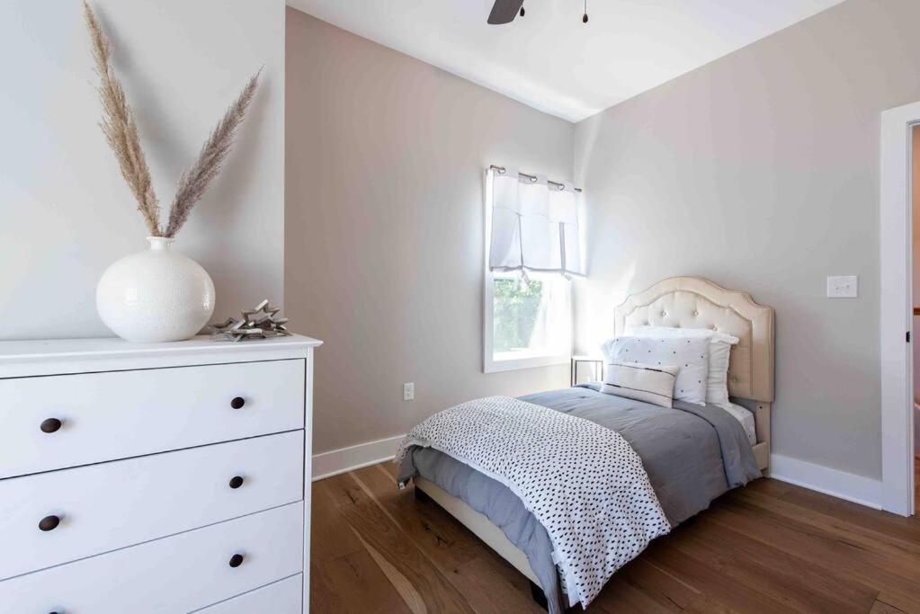 Newly Renovated 3 Bedroom Shelby Park **free Parking** Holiday home *