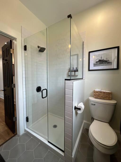 Luxury 8 Bed/4 Ba Nulu Private Yard/parking Holiday home *