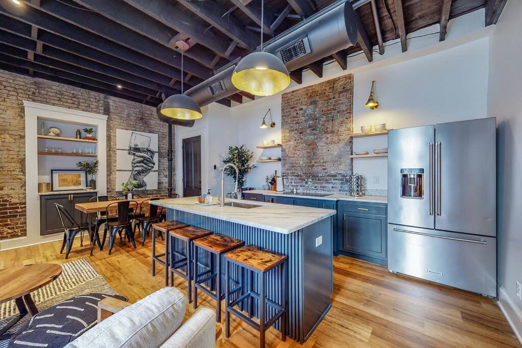 Luxury 8 Bed/4 Ba Nulu Private Yard/parking Holiday home