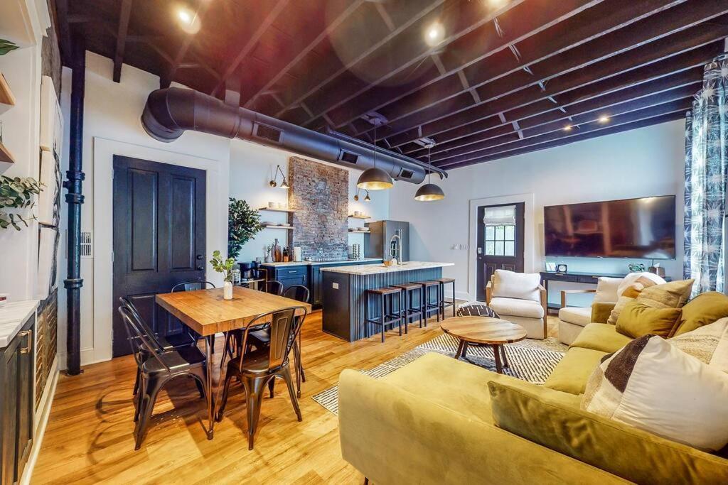 Luxury 8 Bed/4 Ba Nulu Private Yard/parking