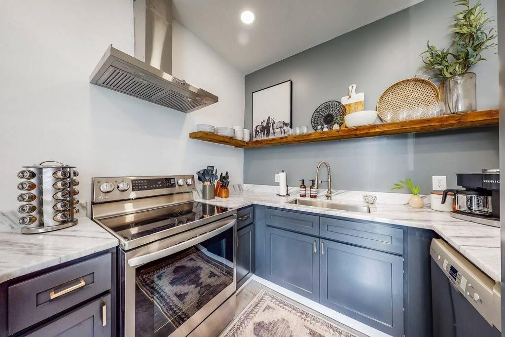 Luxury 8 Bed/4 Ba Nulu Private Yard/parking *