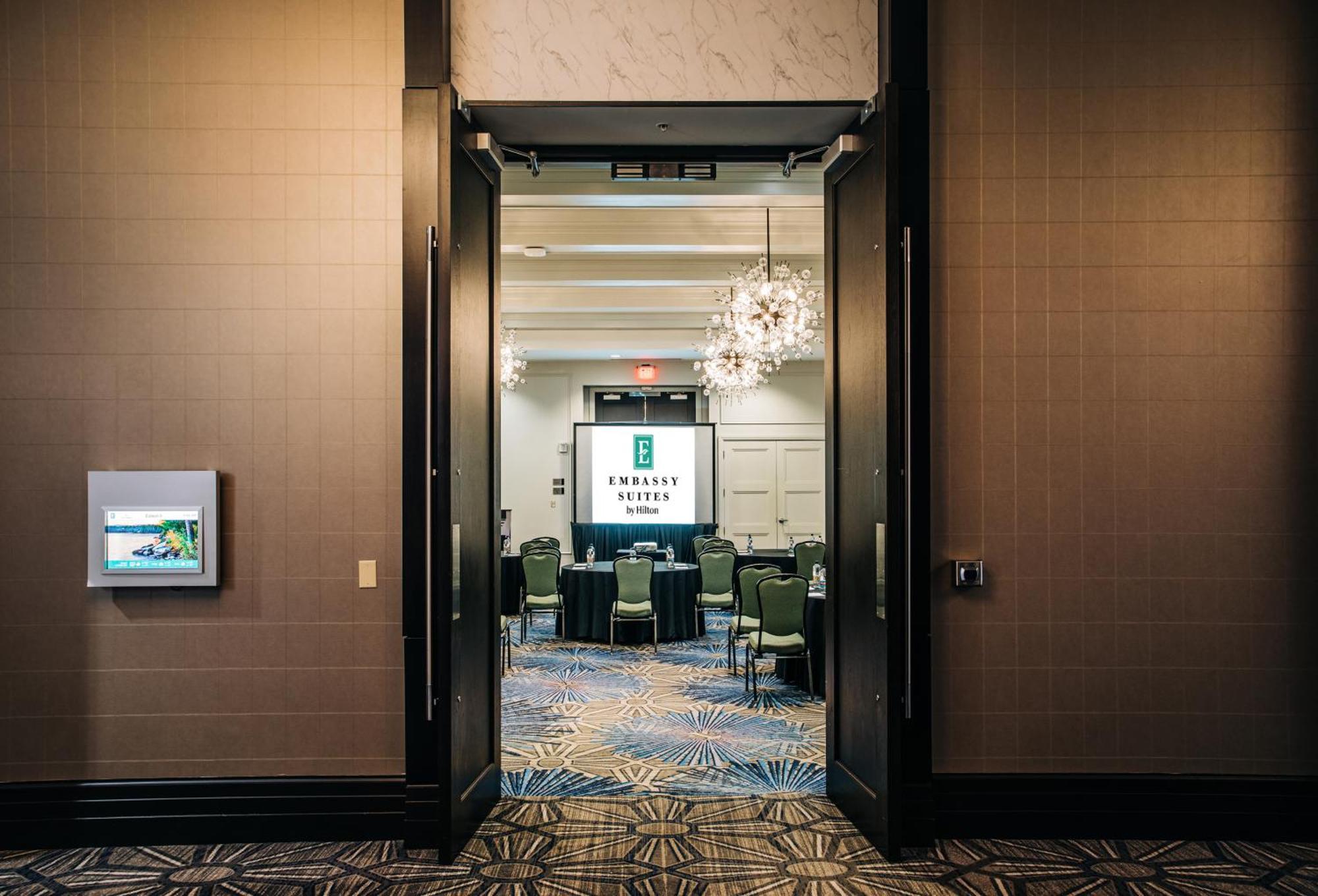 Embassy Downtown 4*