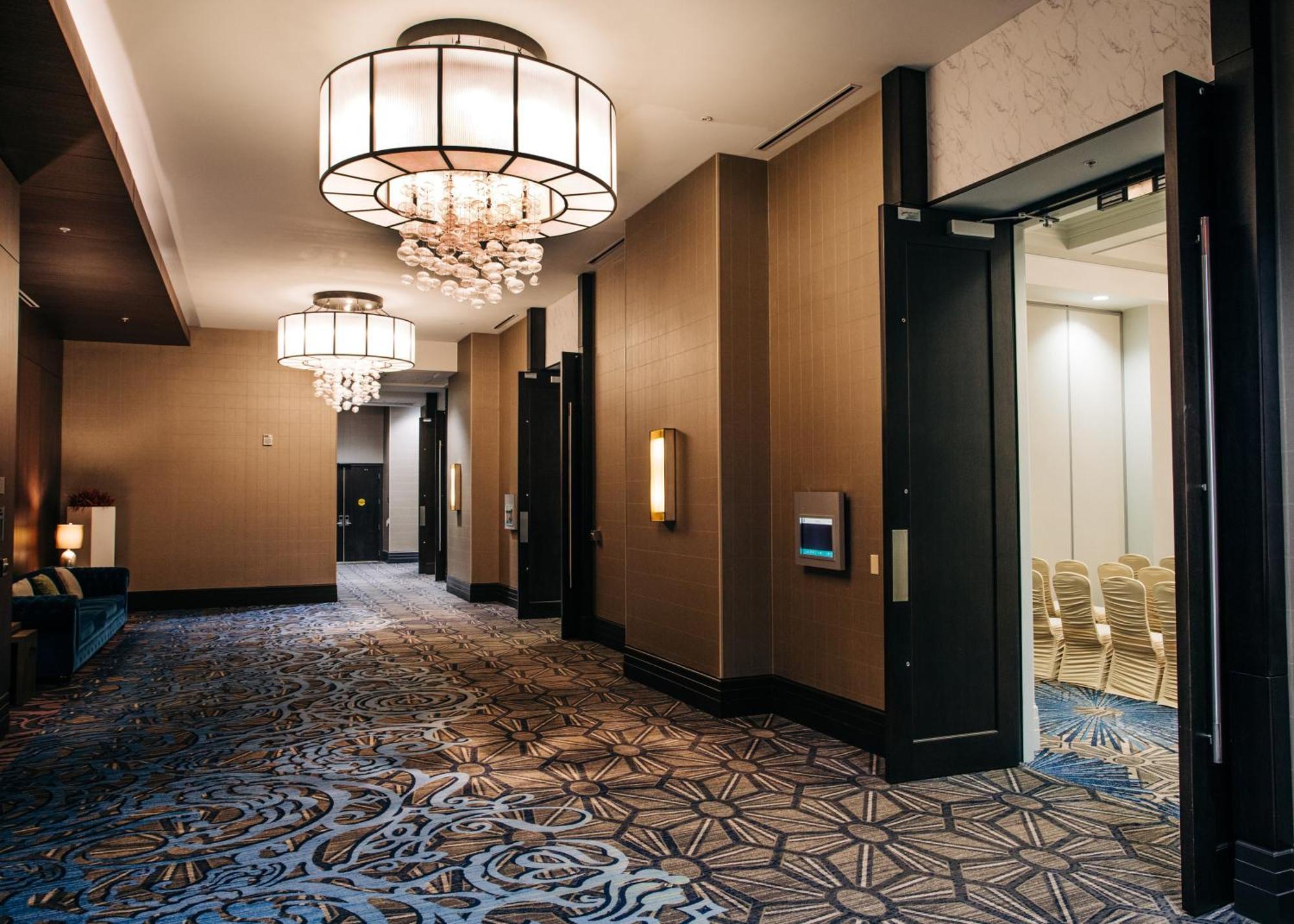Embassy Downtown Hotel 4*
