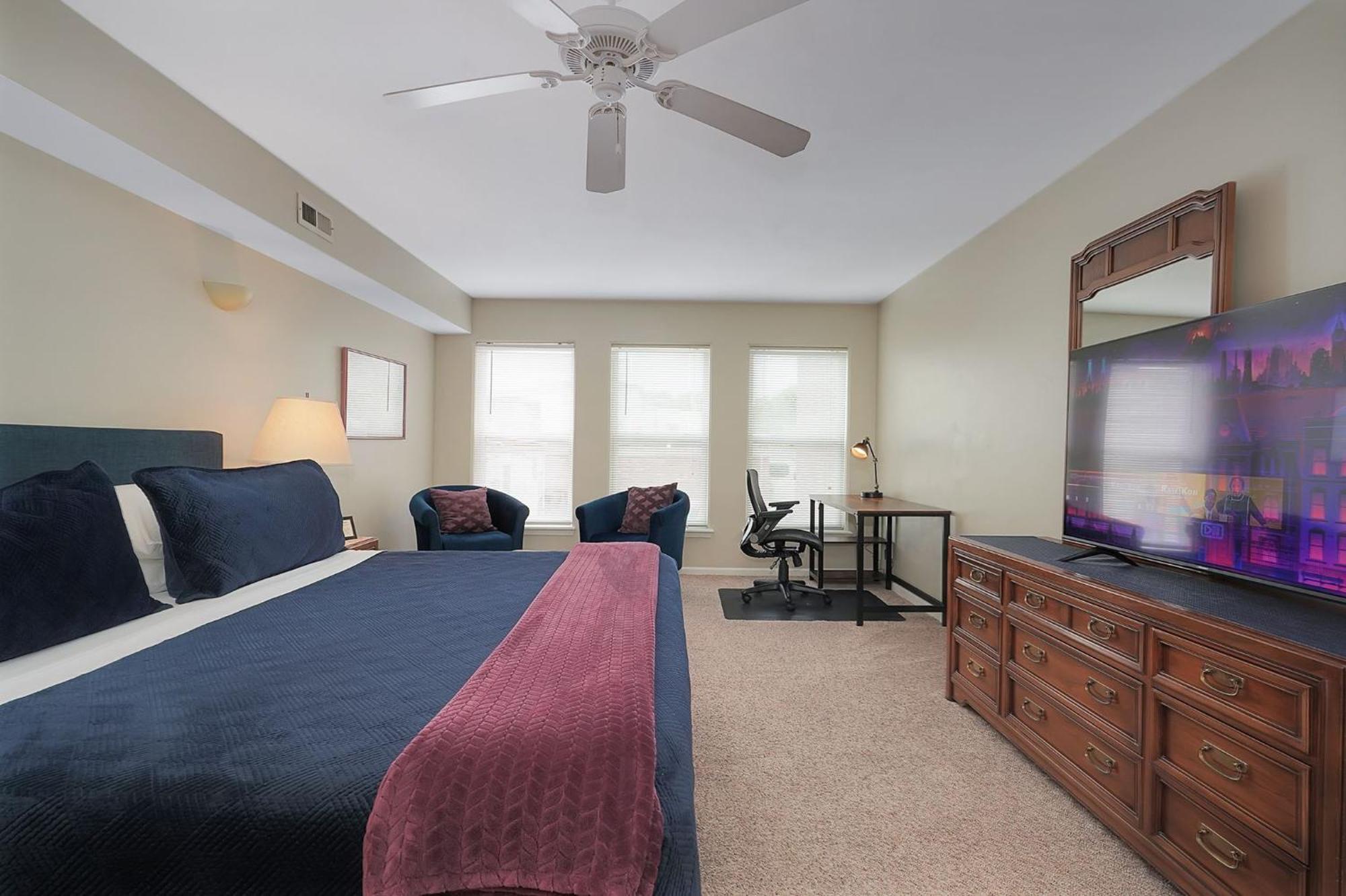 Apartment Lux Townhouse, Walk To All, Sleeps 6 Adults *